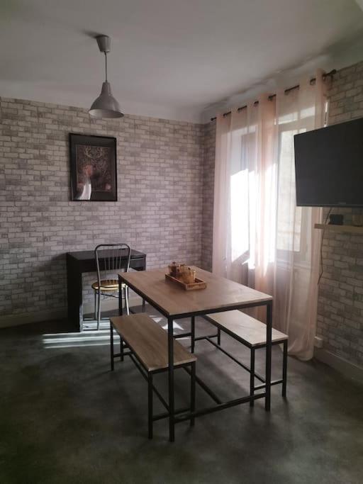 Saint-Amant-Roche-Savine Jolie Maison De Bourg Tout Equipee 10Km D'Ambert מראה חיצוני תמונה