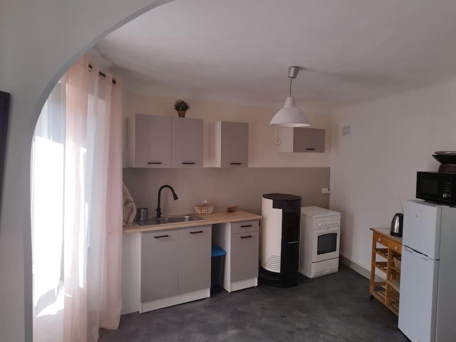 Saint-Amant-Roche-Savine Jolie Maison De Bourg Tout Equipee 10Km D'Ambert מראה חיצוני תמונה